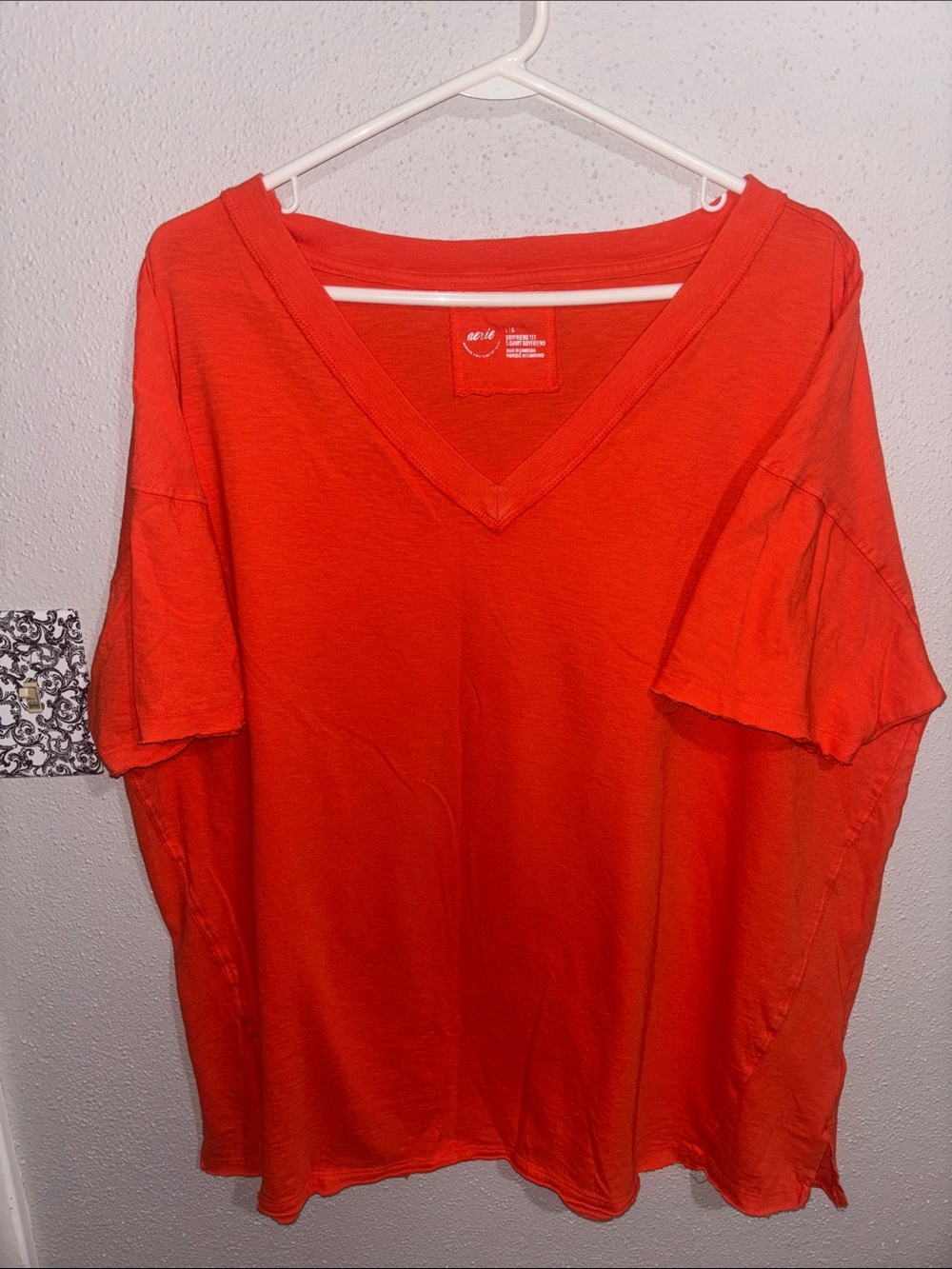 Aerie Oversized V-Neck Boyfriend T-Shirt (size Large)